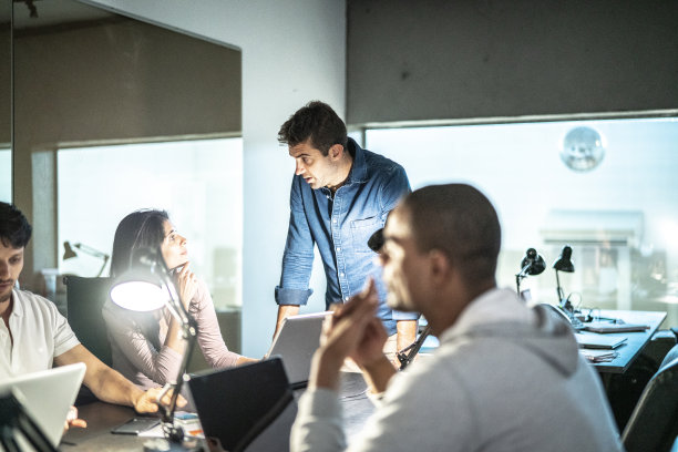 boss直聘|公司领导看不惯新人提的这个方案,却没看出来,新人最后被提拔了