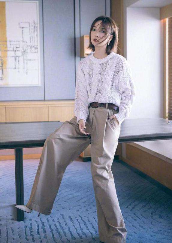 |王珞丹的私服穿搭好有范，简约穿搭营造时髦感，时髦另类又好看