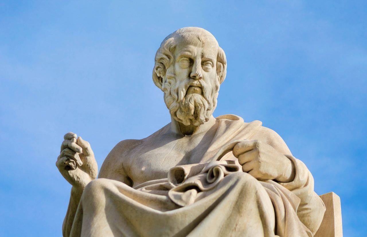 柏拉图认为理念先于可感的个体事物，因而是世界的本体