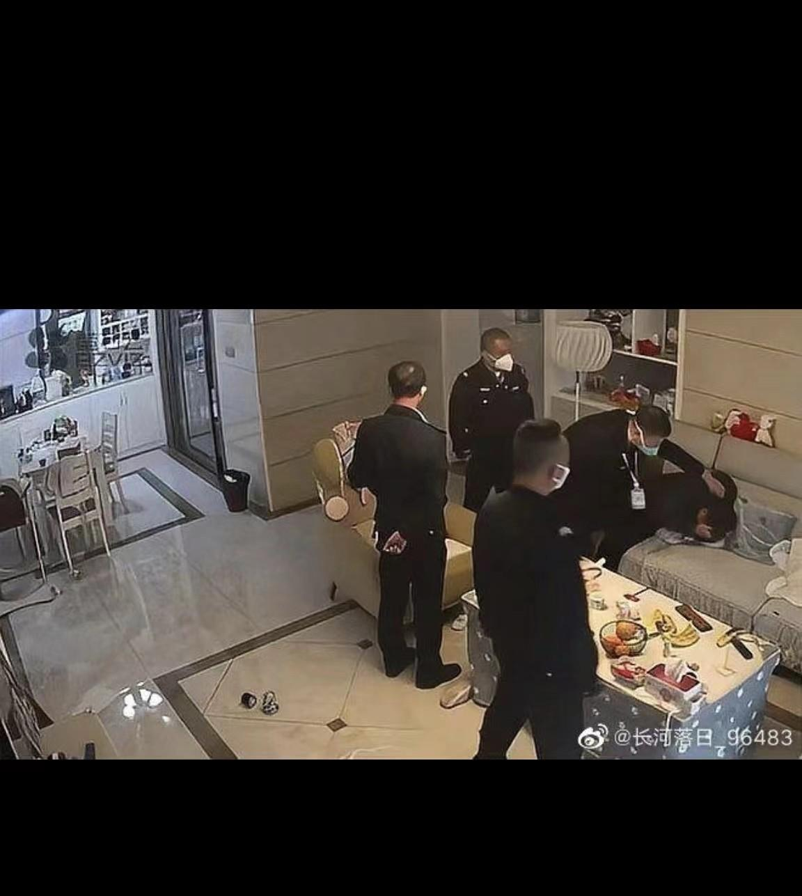主任,你带人私闯民宅打人,已经涉嫌犯法了