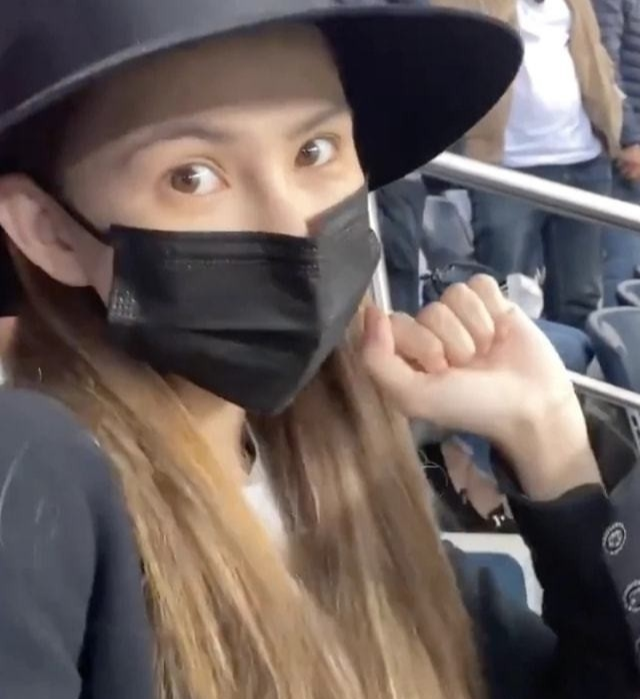 周杰伦|昆凌罕晒夫妻合照!素颜现身庆祝新年,周杰伦大胡子依偎老婆身边