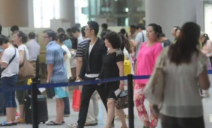 黄晓明携妈走机场,70岁妈妈穿短裙太优雅,黄晓明全程牵手似妈宝男