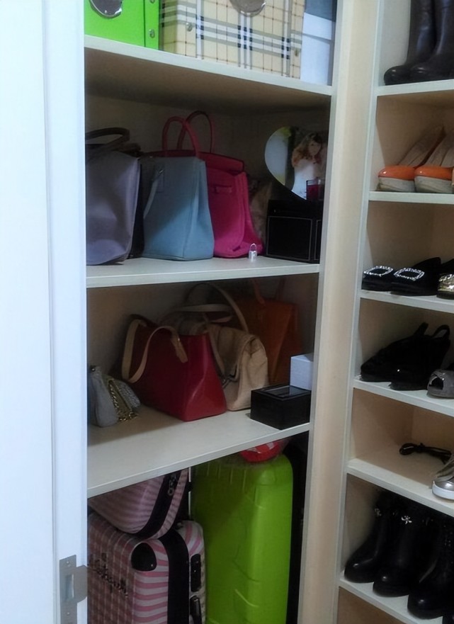 参观嫂子省城的新家,满屋乱糟糟,电视柜太渗人,看完哭笑不得