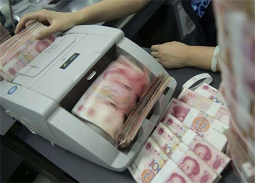 银行误将800元转账成800万,发现时储户已将钱花光,谁责任?