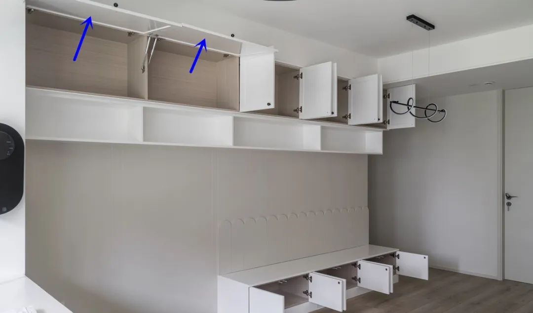 餐厅设计卡座,能坐又能装,上方再加排“双层柜”,收纳多出10㎡