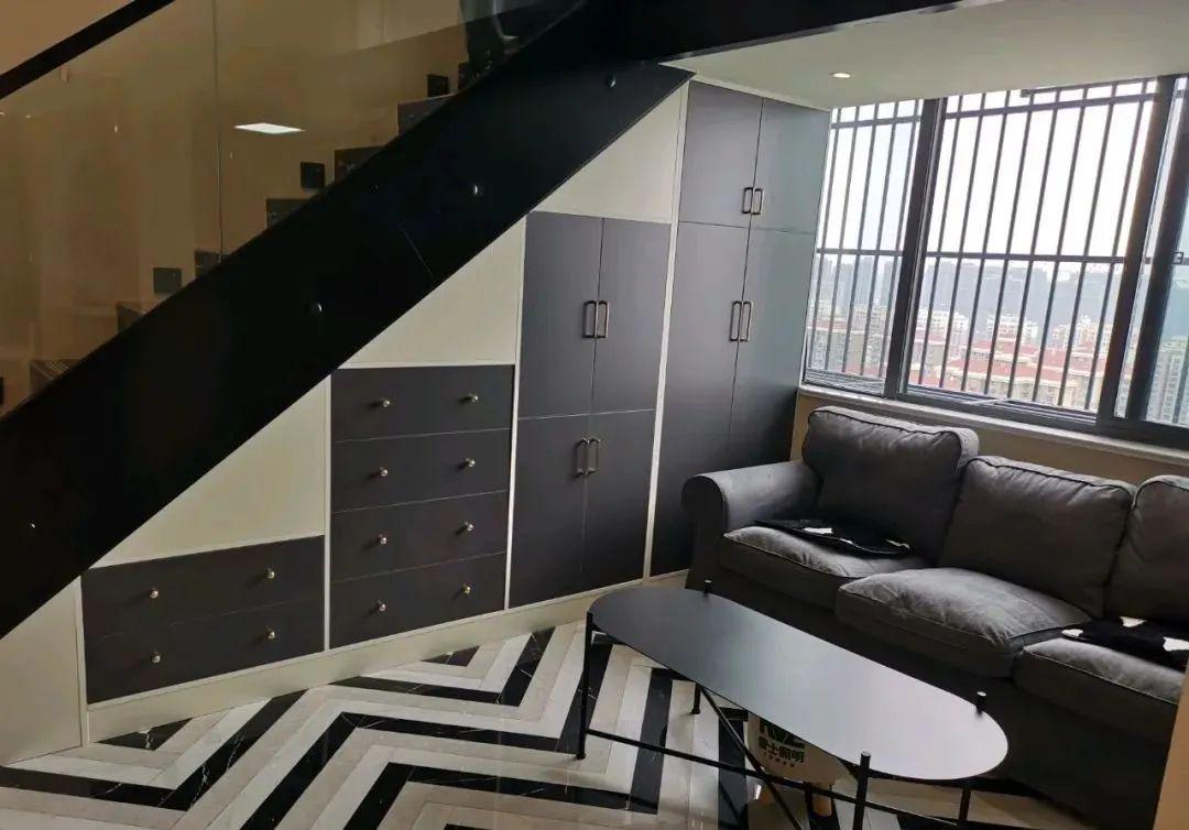 60平loft装修有个性,巧用吊顶挡住房梁,一进屋就把人迷住!