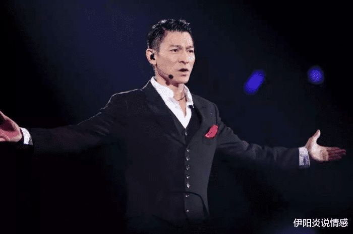 刘德华|当初刘德华颁奖，却一脸不屑的那个小鲜肉，现状怎么样了呢？