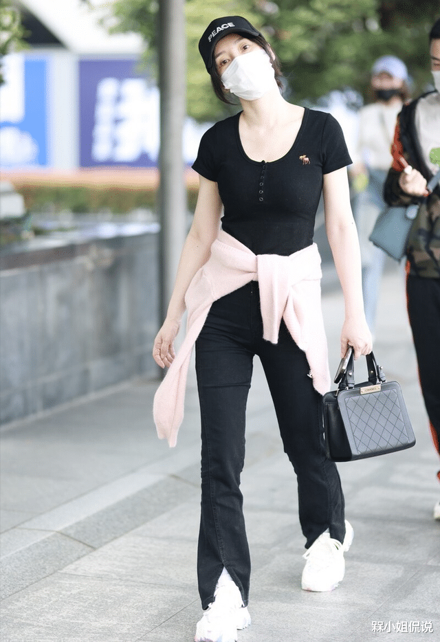 柳岩难怪能翻红，把基础T恤也能穿出曲线感，头戴棒球帽满面春风