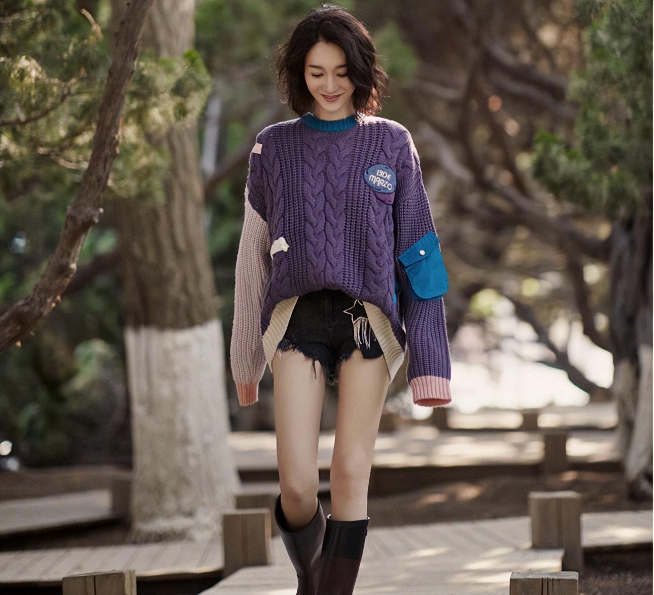 李小冉|46岁李小冉现身机场！穿白色薄背心阳光迷人，一双筷子腿太抢眼