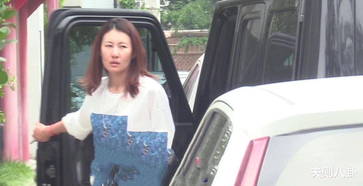 王宝强|王宝强女友开大G现身，素颜状态超差，又是宿醉的一晚？