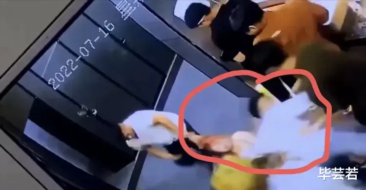 女生被男子强行拖进厕所,多名少年出手相助,知情人曝光更多细节