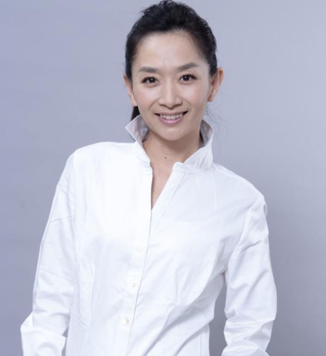 王芳|年少成名，嫁大15岁高学历老公，独自产检生女，今靠直播月入百万