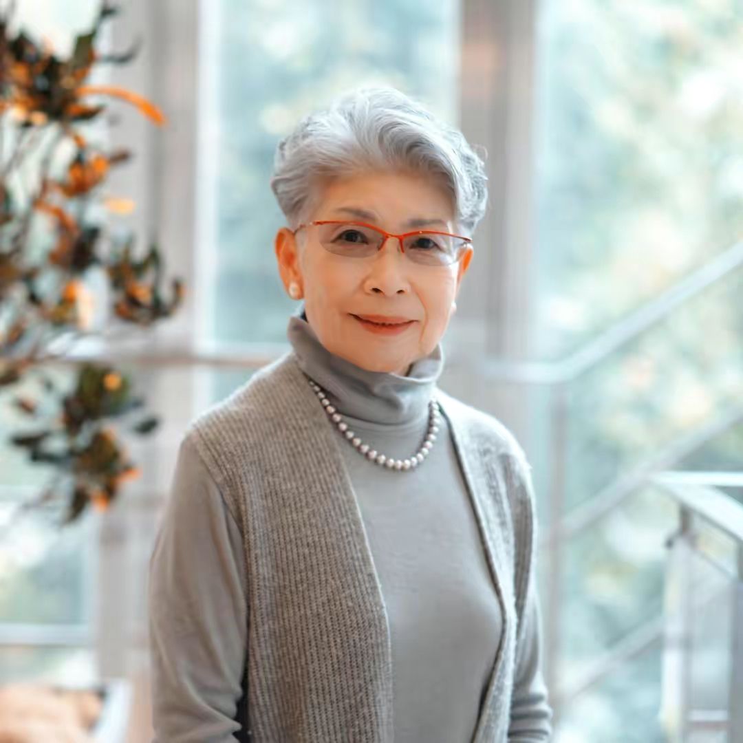 帽子 60岁的你别着急染发,试过这款“贵妇卷”,才知道白发也这么高级