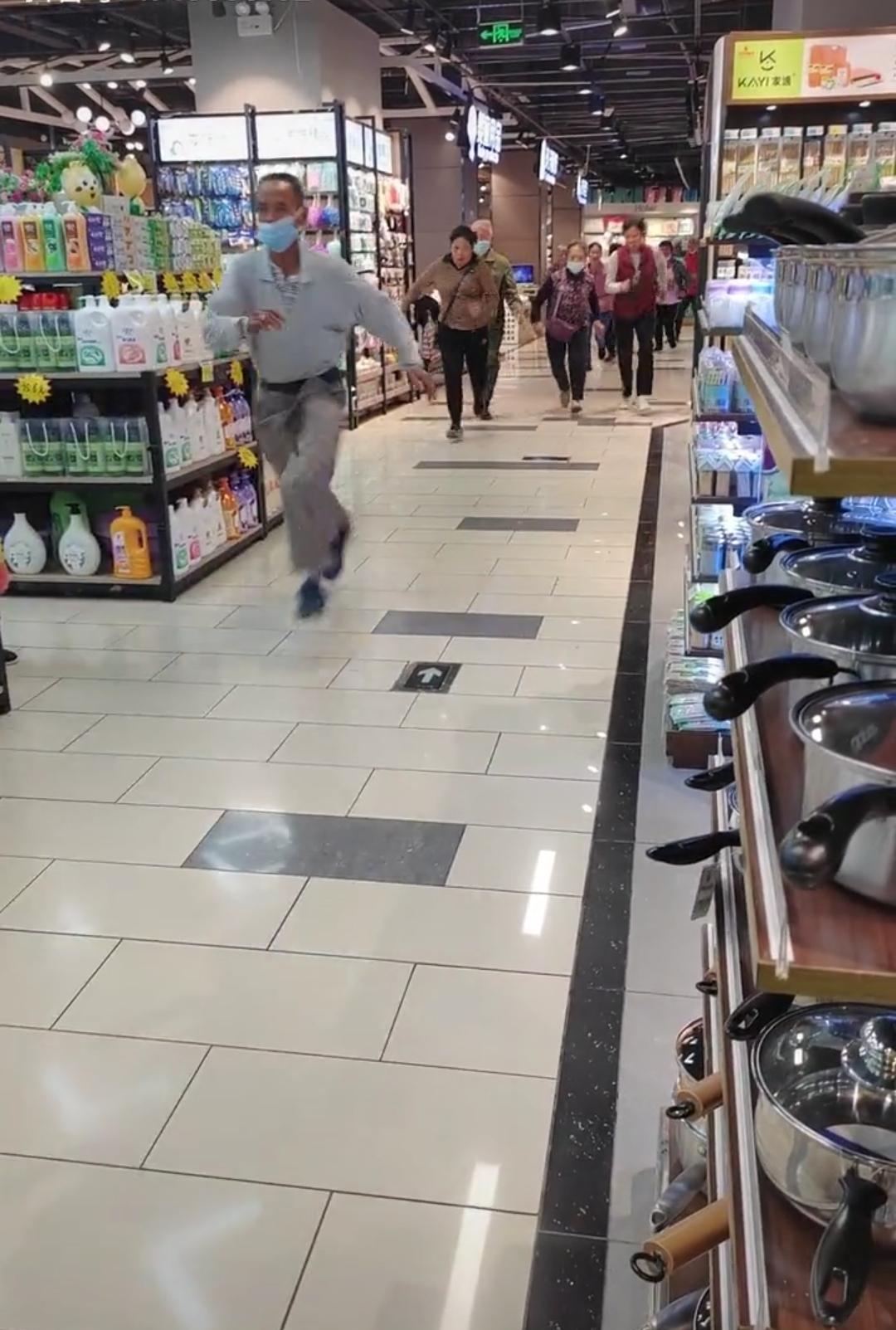 为了抢猪肉,大爷大妈们上演极速马拉松,网友:腰不酸腿也不疼了