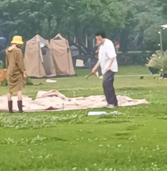 杨幂|《花少4》杨幂穿搭遭吐槽，干活怕脏被指忽悠，生图精修差别大