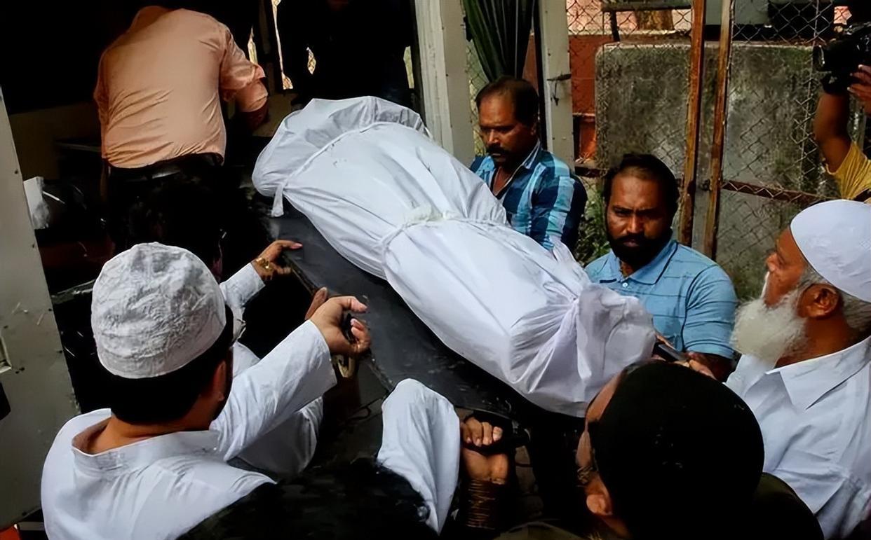 “人没事,蛇死了”!印度8岁男孩被眼镜蛇咬伤后,反口将蛇咬死