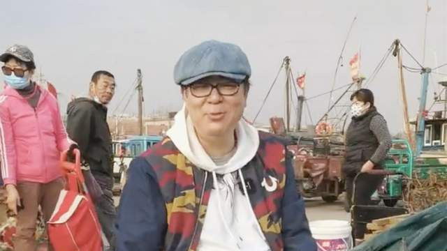 50岁高亚麟自曝改行卖鱼！坐在小马扎上不断吆喝，打扮朴素无人识