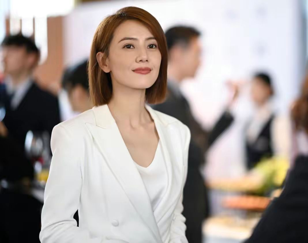 发型 今年火了一种发型叫“肩上一刀切”，洋气减龄显脸小，明星也上头