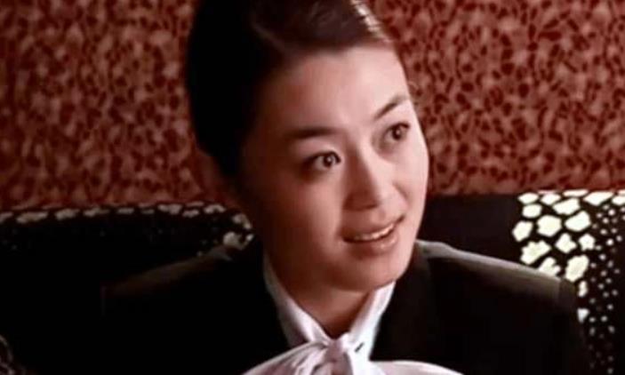 关婷娜|关婷娜半夜豪宅里喂羊驼!低领睡衣太诱惑,身材丰腴表情可爱