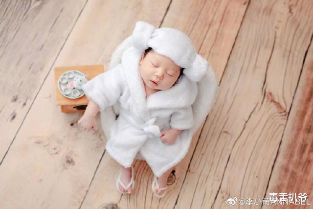 李小萌|李小萌首晒小儿子正脸照,模样清秀超呆萌,与爸爸王雷神似