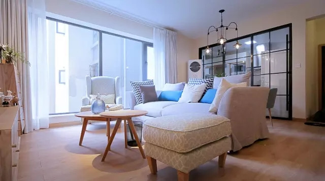 85平北欧风二居室,轨道灯、落地窗让客厅透亮显得十分舒适