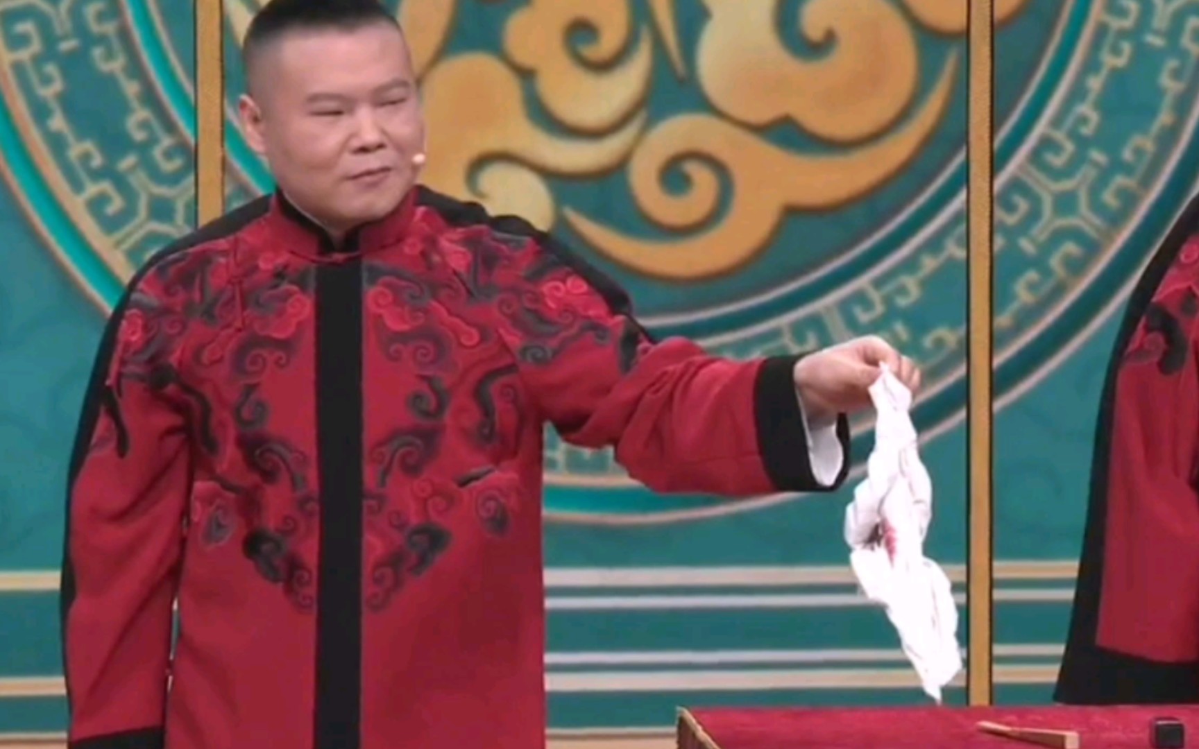 春节档|岳云鹏变烧鸡:包袱不够,他就拿变烧鸡来凑?