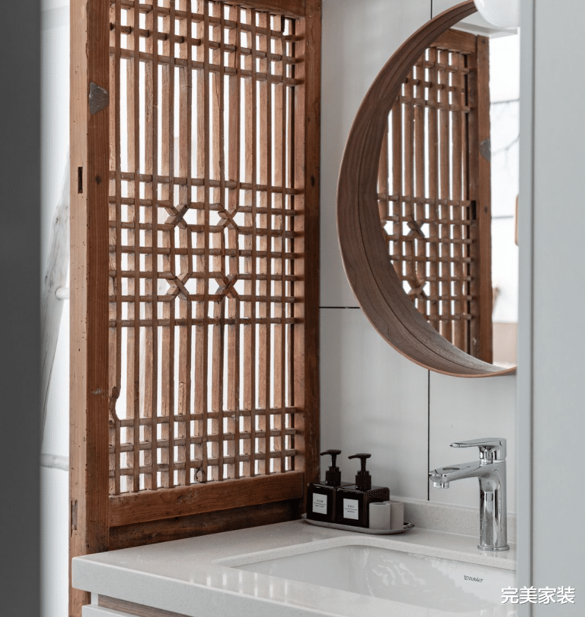 20平方米的空间里设计两层楼,还有赏景的大飘窗,实现对家的幻想