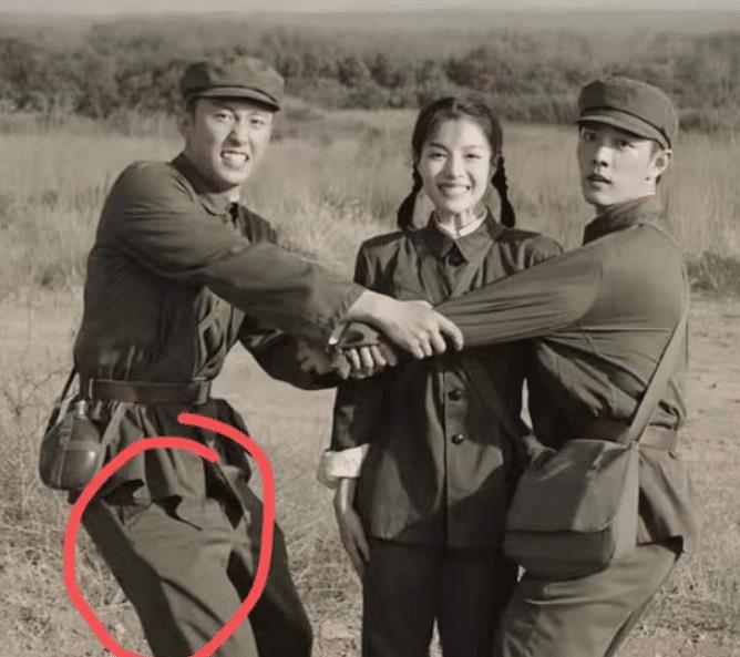 黄景瑜|黄景瑜用替身穿帮?正片兜里装着手机,粉丝们还把矛头指向肖战