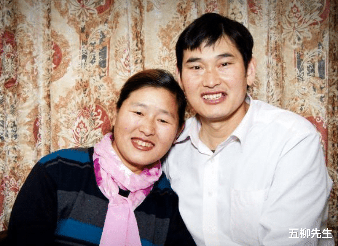 陈萌|朱小伟陈萌夫妇回家过节！不忘给大衣哥大衣嫂带礼物，座驾首曝光