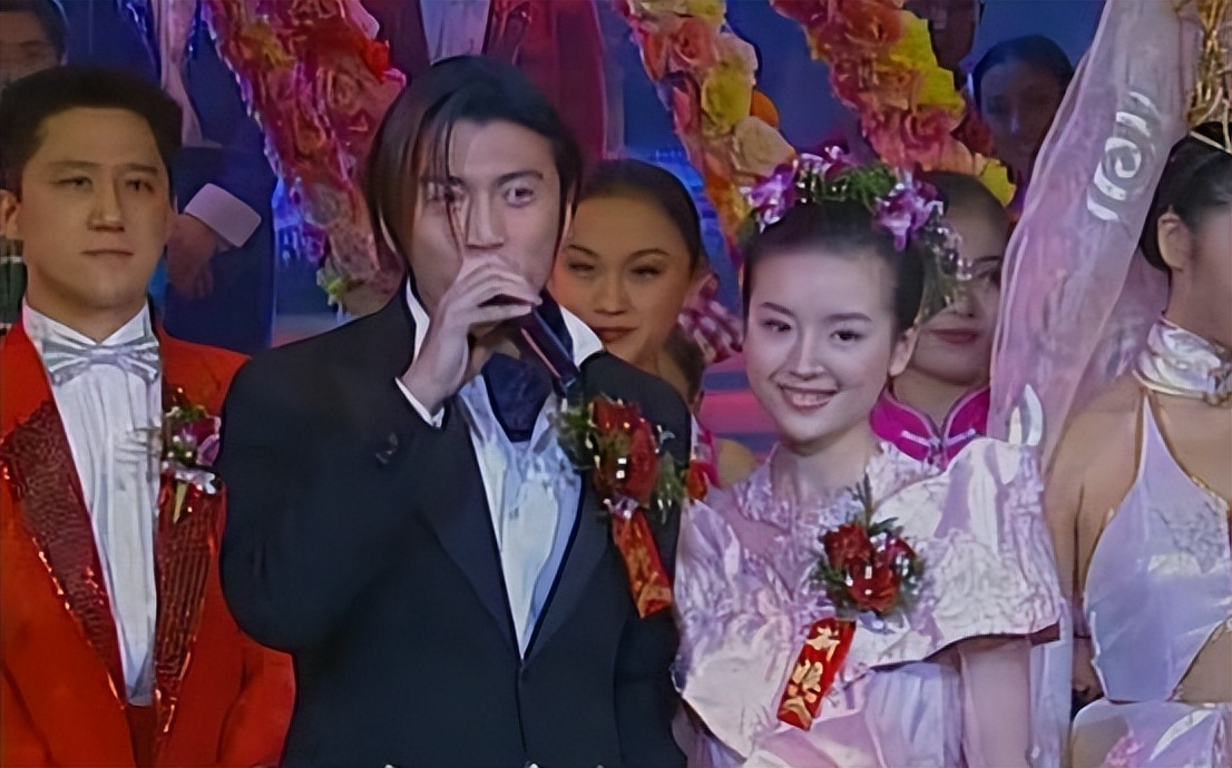 董洁|董洁携12岁儿子现身机场,顶顶身高快赶上妈妈,眉清目秀像杨洋