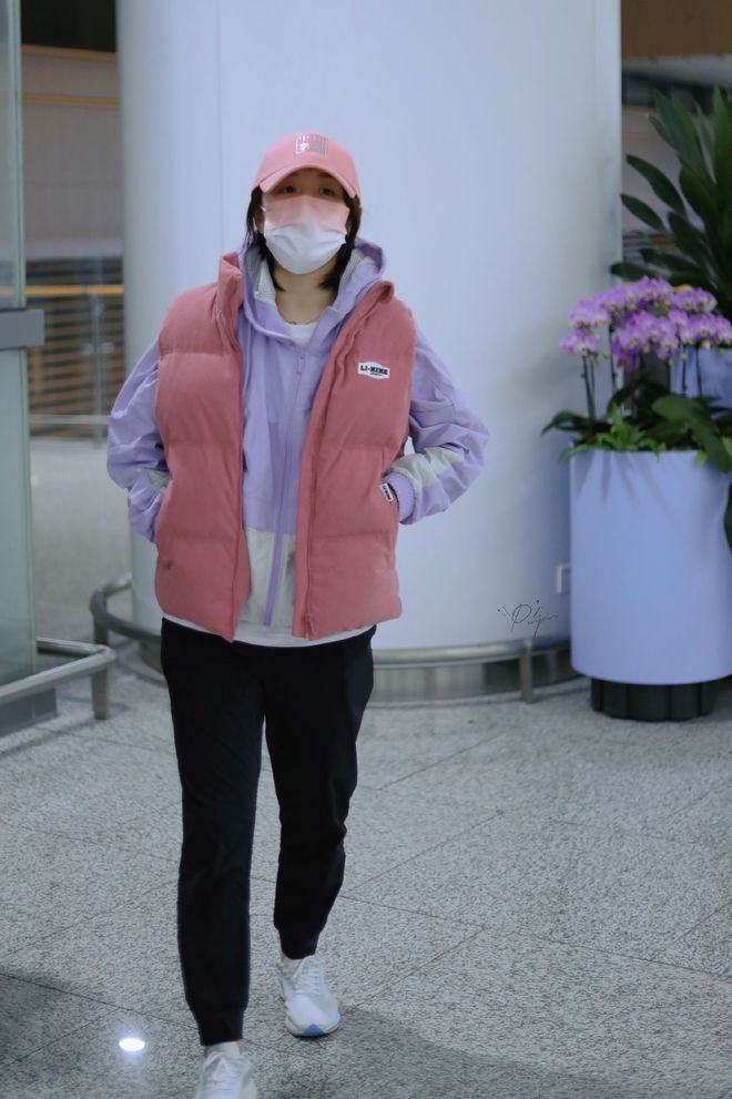 孙颖莎|孙颖莎抵达成都，师娘迎接，邱贻可女儿现身，陈梦反穿马甲回老家