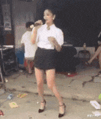 小伙骗41岁漂亮阿姨千里来约会，网友神评论：你千万不能伤害他！哈哈哈