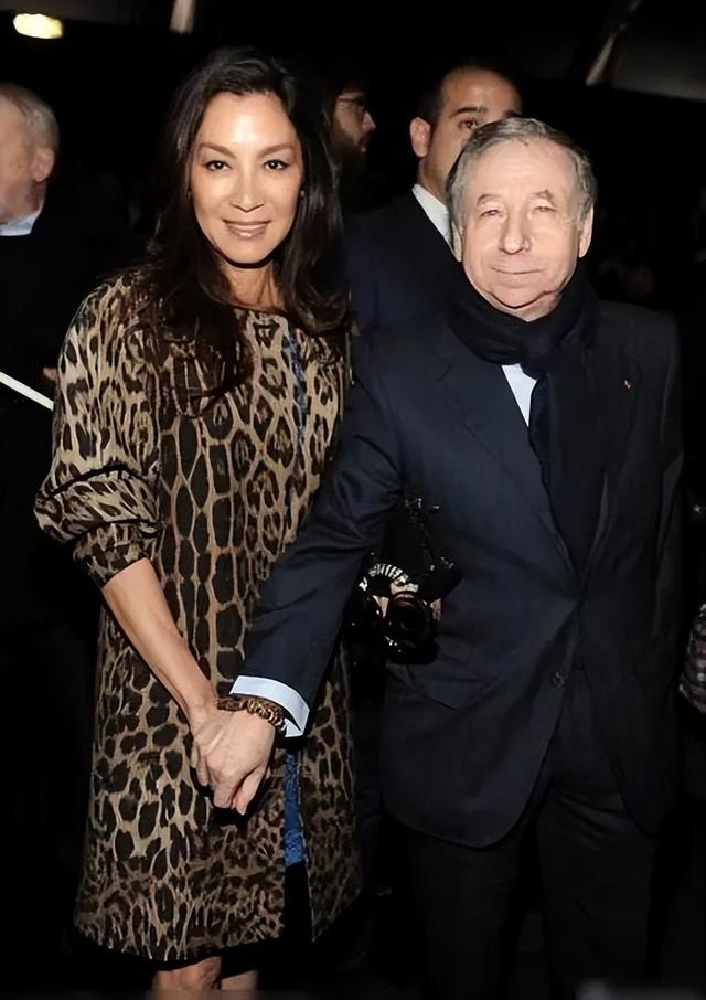 杨紫琼|杨紫琼携大16岁老公亮相,用“繁简结合”穿出高级感,奢华又大气