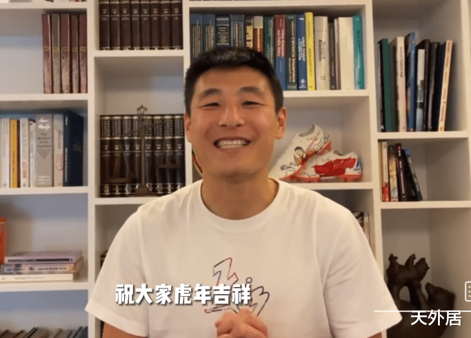 宁泽涛|除夕夜，宁泽涛一袭红衣，女排国手丸子头，孙一文“左拥右抱”！