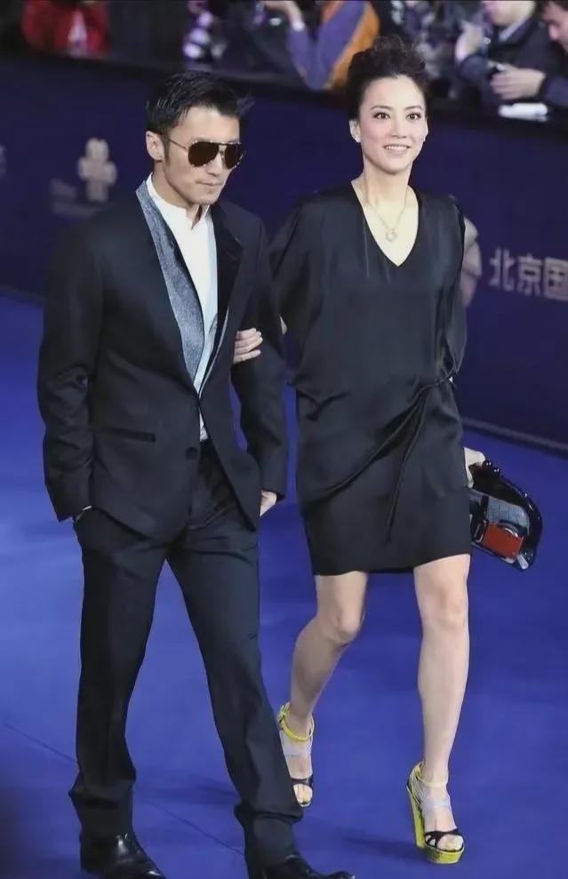 谢霆锋|谢霆锋经纪人意外撞脸王菲！和谢霆锋挽手同行，黑色宽松长裙优雅大气