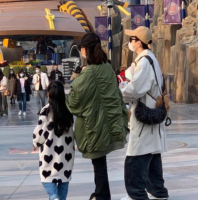 迪丽热巴|戚薇和李承铉一家三口被偶遇,穿着奇装异服太夸张,女儿背影美