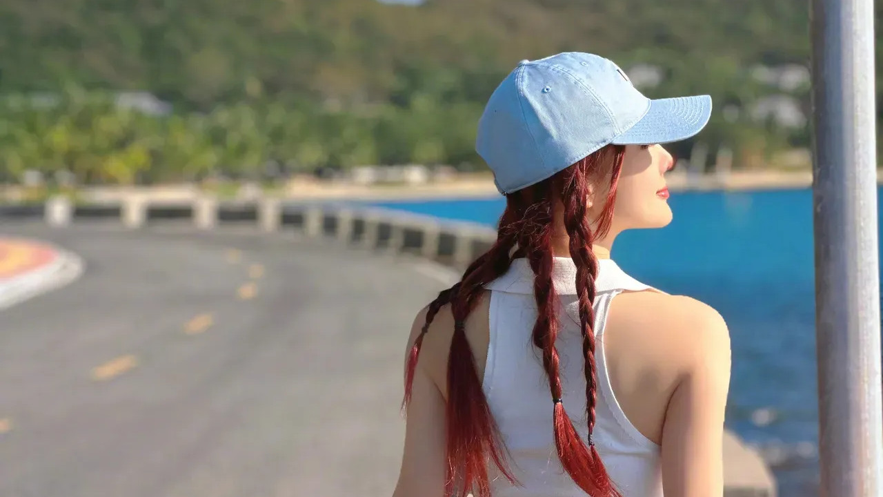 李小璐|李小璐晒海边照：小背心配瑜伽裤，露出平坦小腹，扎麻花辫似少女