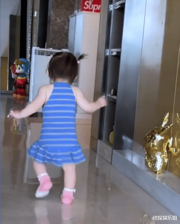 杜淳|杜淳晒女儿跑步萌态，1岁小蛋饺步伐超稳，全身肉嘟嘟可爱爆棚