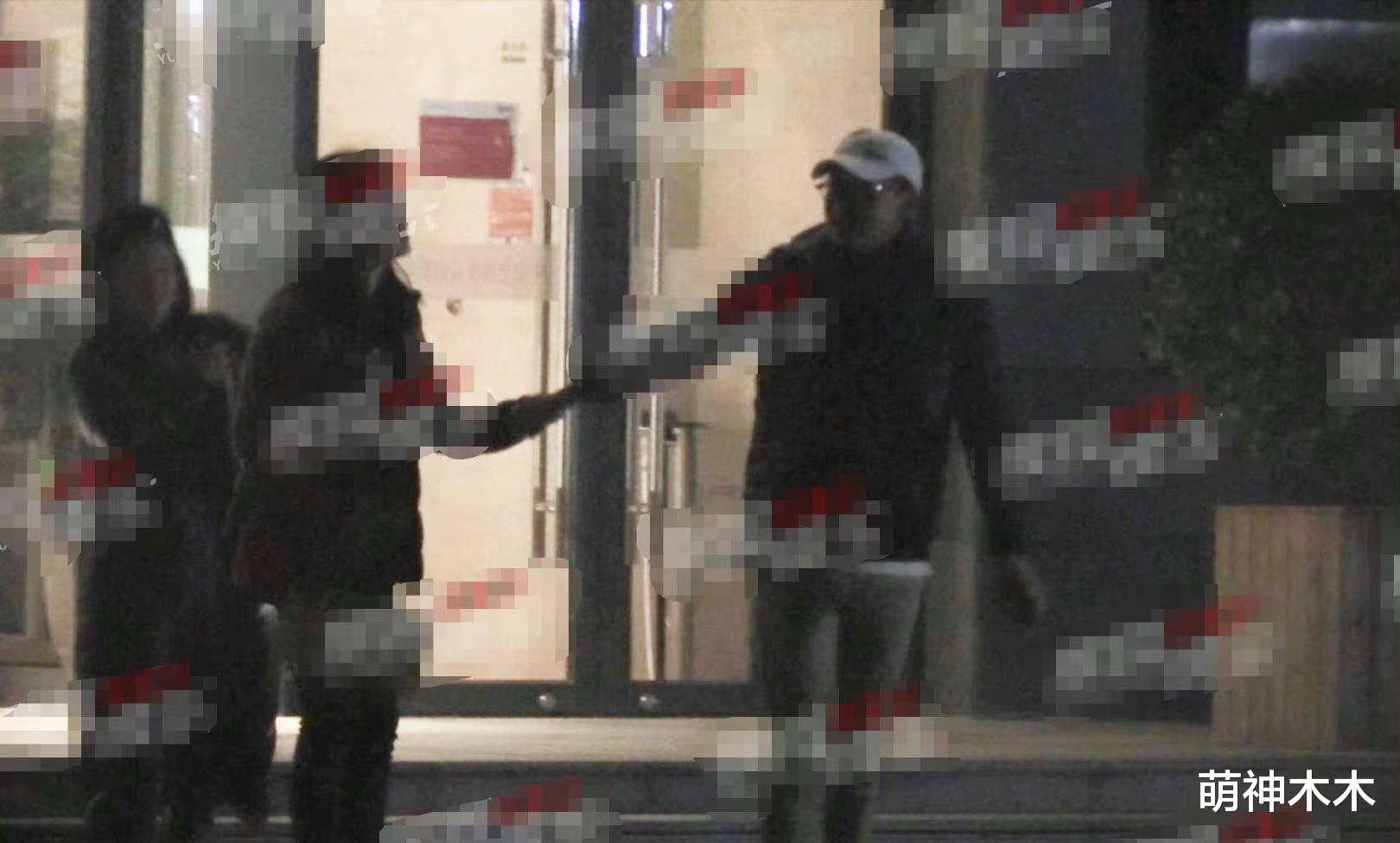 佟丽娅|52岁周杰绯闻不断，与两名女子聚餐被拍，牵手近身热聊似情侣