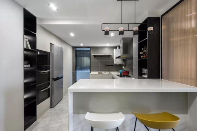 77平北欧风两室设计,蓝色墙面过渡+黄色的古仓门这配色很时尚