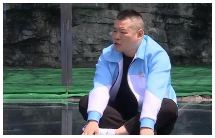 透支严重！37岁的岳云鹏刚从综艺节目中回来，满头白发，步履蹒跚引人担忧