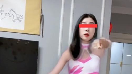 山东：女子手持平底锅暴打丈夫，丈夫不怒反笑，默默打开手机特效