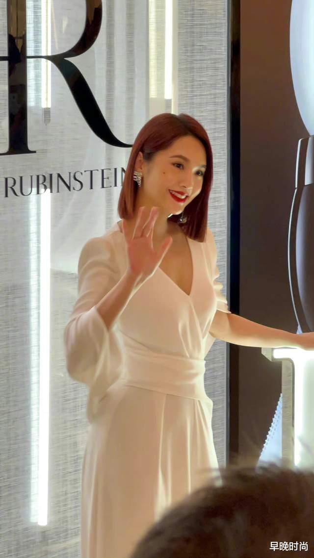 杨丞琳又“乱穿”了!大西装配“破烂”裤,网友:这是什么新时尚