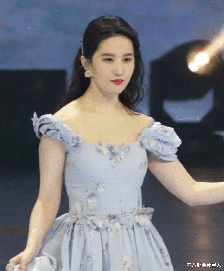 生图|干瘪凹陷、发福老态，当红女星的近期生图，让我看到了人间真实！