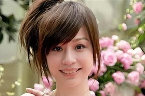 王心凌 39岁王心凌现身酒店,渔网袜搭皮裙配高马尾,造型甜辣酷炫很吸睛