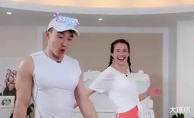 刘畊宏|够狠！刘畊宏直播为了防止被“误封”而换上羽绒服跳操