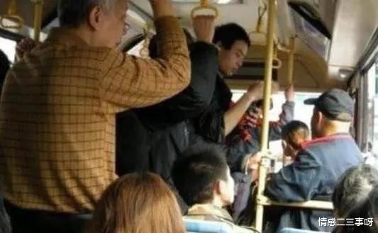 13岁初中生给老人让座,橘子掉落却被老人一脚踢开,司机:下车