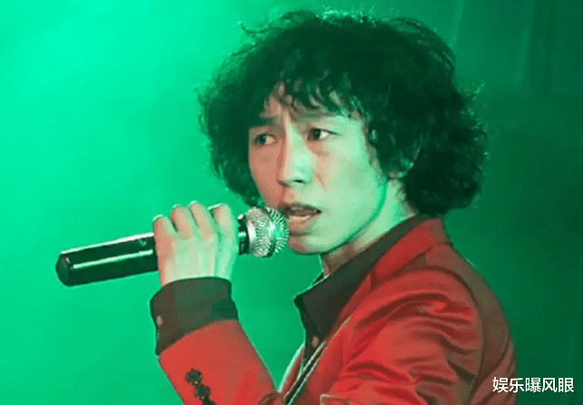 庞麦郎|歌手庞麦郎直播唱歌，女助理憋笑憋出鸭子嘴，网友：这得算工伤