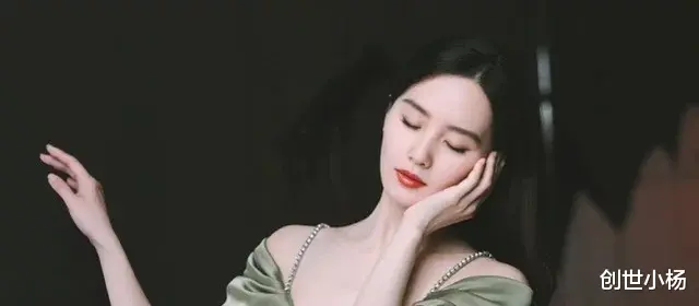 刘诗诗|刘诗诗在外吃甜品, 阳光照在脸上一瞬, 这皮肤颜色确定真实存在