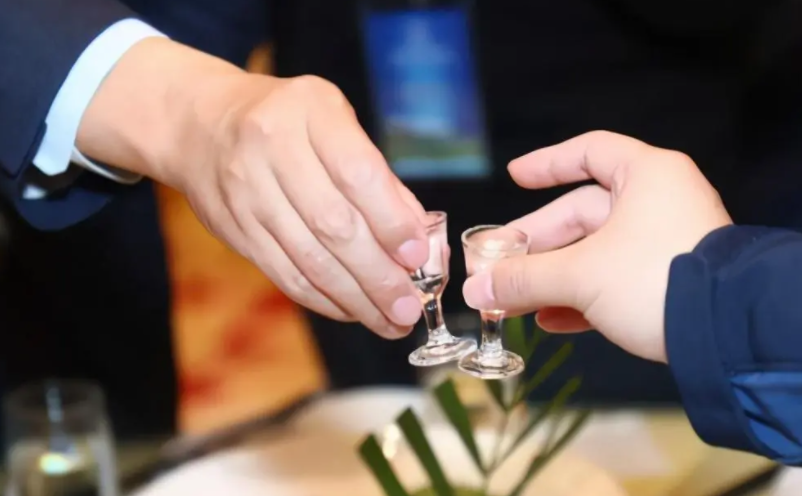 陕西54岁煤老板,家财万贯却喝酒挑剔,小伙献上3瓶酒被青睐!